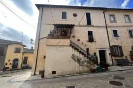 Nel borgo casa con ingresso indipendente con locale garage