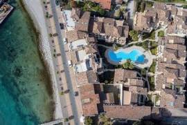 Three-room apartment in residence with swimming pool