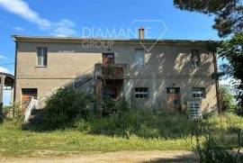 AZ304 - Winery with farmhouse, several outbuildings and 8 hectares of vineyard