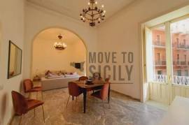 Elegant 160 sqm Apartment in Historic Palazzo, Heart of Ortigia