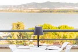 CDL1373 - Restaurant and lounge bar with garden and stunning lake view