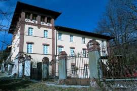 Excellent 12 Bed Villa For Sale in Rivalba Turin Italy