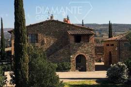 AZ352- Winery with farmhouse and vineyard registered with the Brunello di Montalcino DOCG.