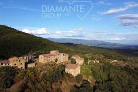 AZ340 - Castello in borgo medievale con 10 edifici ristrutturati allo stato grezzo e 12 ettari di terreno