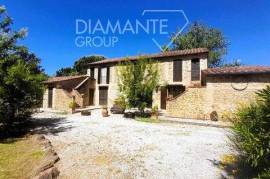 AZ363 – Agritourism Estate with Four Farmhouses, Restaurant, and 4-Hectare Park with Riding Arena and Well