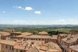 On Two Levels in the Historic Centre – Montepulciano, Tuscany