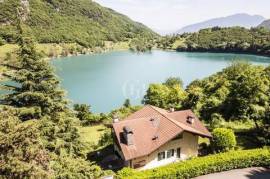 Incanto sul Lago di Tenno: Due ville esclusive con vista mozzafiato