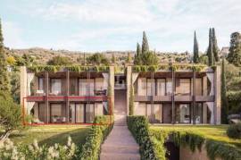 Three-room ground floor apartment with private lakefront garden