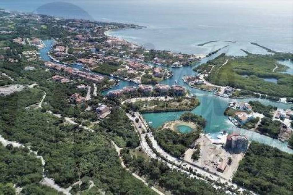 LARGE LOT IN RESIDENTIAL PUERTO AVENTURAS PHASE 4
