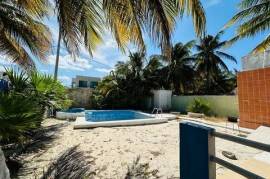 HOUSE FOR SALE ONE BLOCK FROM CHUBURNÁ BEACH