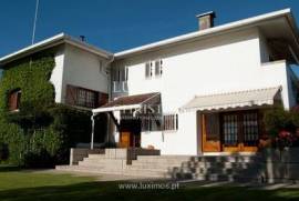 Venda de moradia de 4 frentes, com jardim, Ermesinde, Porto