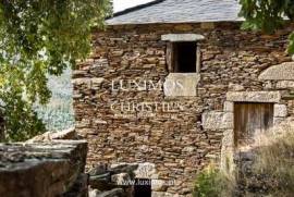 Venda de Aldeia com casas típicas em Arouca