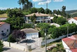 Casa de aldeia T5 em Castanheira de Pêra e Coentral de 381,00 m²