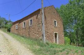 4-Bedroom Rural House in Central Portugal with Expansive Land and Investment Potential