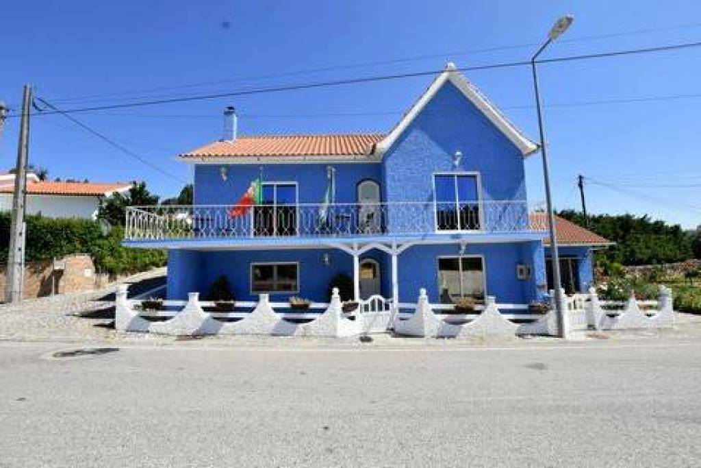 A charming detached 4 bedroom house offering a fantastic opportunity