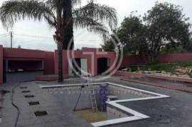 Building strategically located at the entrance of Almancil