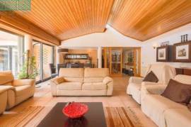 5-bedroom villa with pool and outdoor space in Aradas