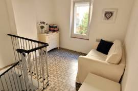 Charming, Renovated And Furnished Duplex Apartment Of 60 M2 With Character And Original Features And Commercial Premises.