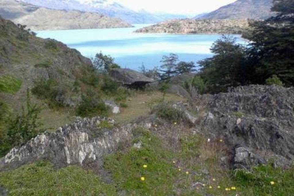 Terrain exclusif au bord d'un lac et près d'une rivière