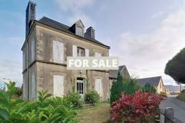 Manor House Style Property with Garden