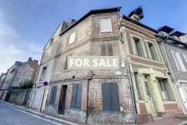 Town House in Coastal Resort Town