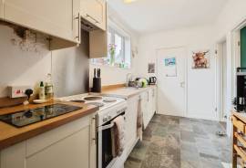 3 bedroom, Semi-detached house for sale