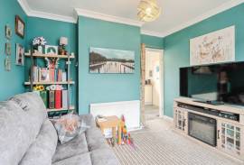 3 bedroom, Semi-detached house for sale