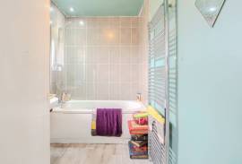 3 bedroom, Semi-detached house for sale