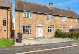 3 bedroom, Semi-detached house for sale