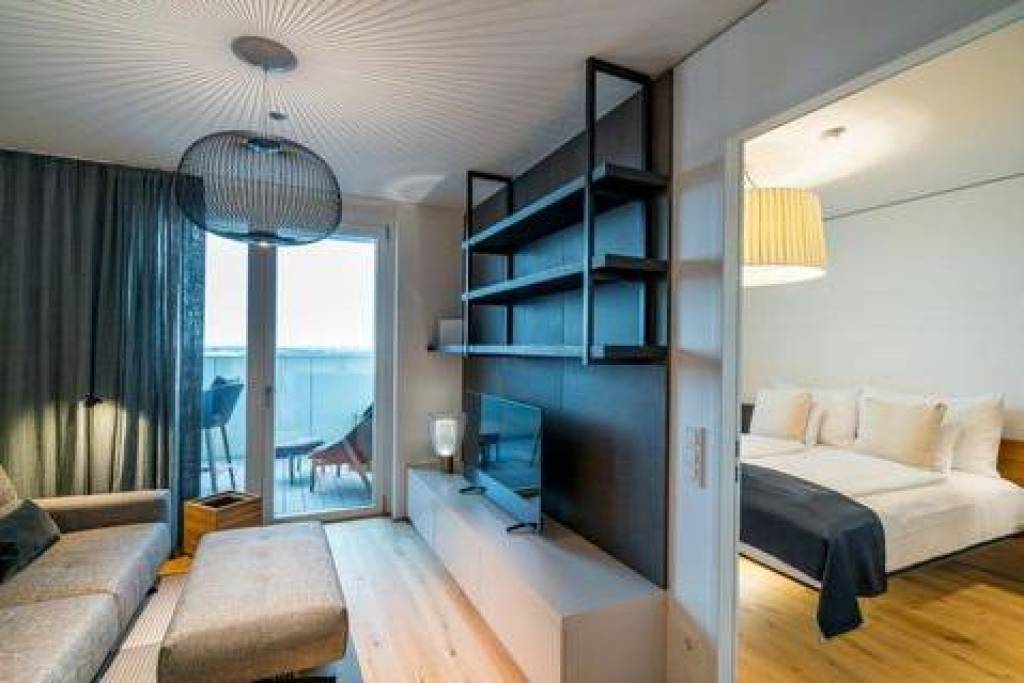 Luxurious 1-bedroom-apartment with large balcony and great views directly over the Danube
