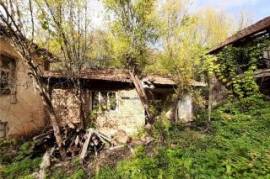 Old rural property with barn, annex and land located in a village 20 km away from ski and spa resort
