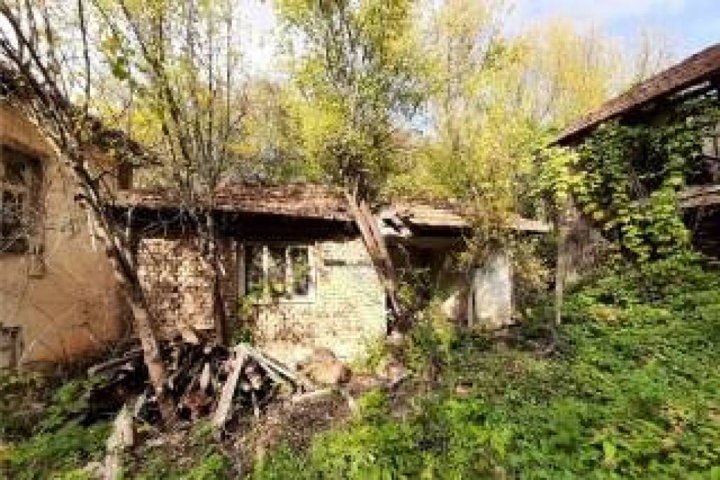 Old rural property with barn, annex and land located in a village 20 km away from ski and spa resort