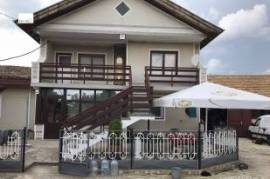 Detached two-storey house, with a large yard with parking for five cars
