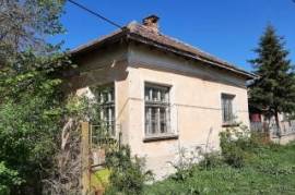 Old rural property with quiet location and access to two streets situated in the outskirts of a big village near river 50 km northeast of Vratsa, Bulgaria
