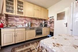Amplio apartamento de 2 dormitorios con cocina y salón independientes en el centro de Ruse.