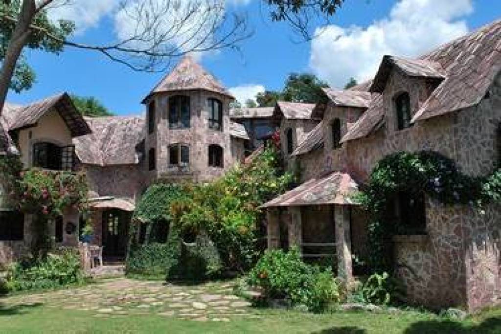 Luxury 15 Bed Villa For Sale in Bahia