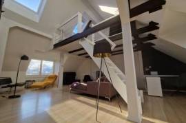 Modern, loft-alike and centrally located 1,5 rooms top-floor flat in Altona