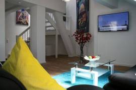 Beautiful & great studio, 120sqm, luxury bath, box spring bed, internet