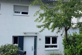 Idyllic House with Upscale Amenities and Ample Space for the Family!