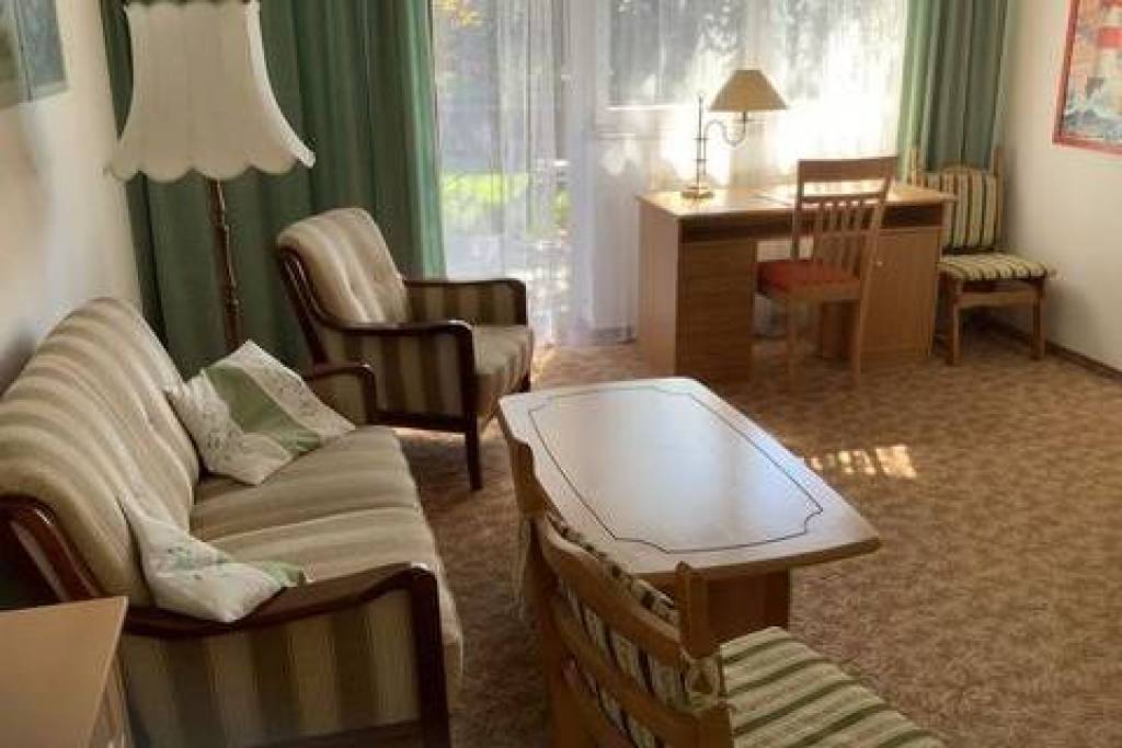 Living in the garden. Quiet furnished apartment in Rostock