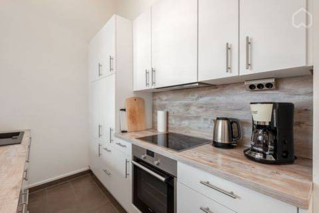 ***Small furnished penthouse, central on the Rose Garden***