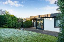 Very well maintained detached house in green outskirts of Hamburg with large terrace and excellent connectivity