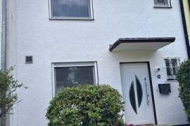 Townhouse with four bedrooms and private backyard