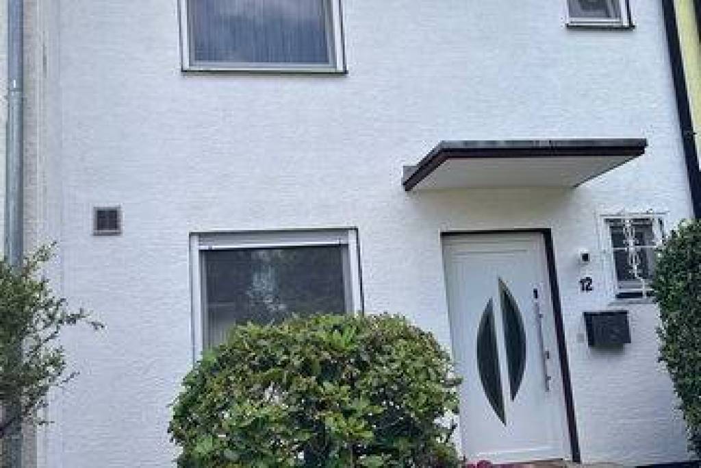 Townhouse with four bedrooms and private backyard