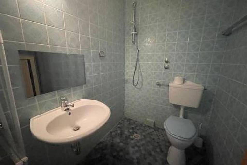 6 rooms with 6 bathrooms and private kitchen - central and quiet