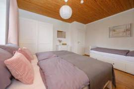 Ein Gefühl wie zuhause, EFH ca.135 qm, 3 Schlafzimmer, bis 9 Personen. Dieser Preis gilt für max. 4 Personen, jede weitere Person 435,00 EUR pro Monat. Die Reinigungsgebühr erhöht sich demenstprechend pro Person um 25,00 EUR