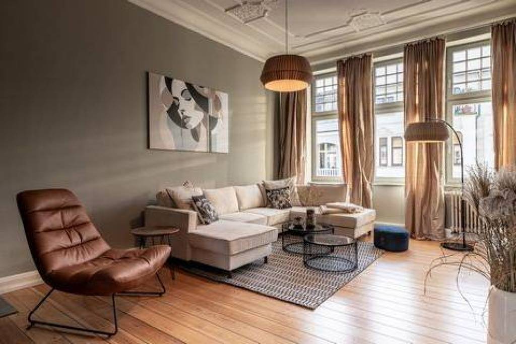 Outstanding luxury flat in an historic building with 7 rooms and large garden in Rostock city centre