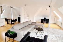 2 ZKB in schlossähnlicher Villa