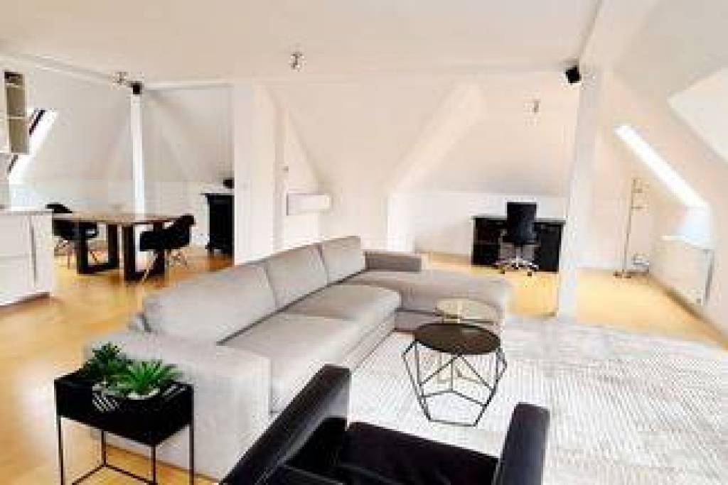 2 ZKB in schlossähnlicher Villa