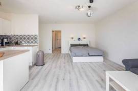 All-Inclusive: newly furnished 1-room-apartment with view over Hamburg + balcony + kitchen